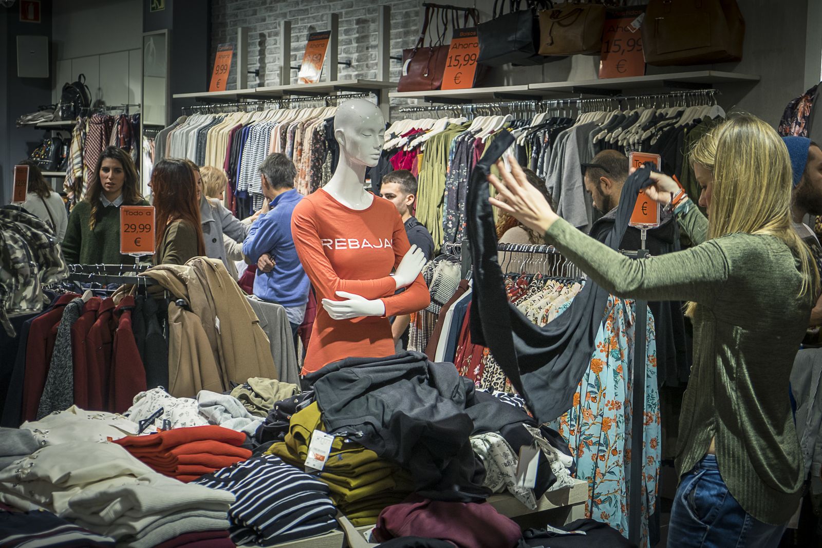 Ambiente de rebajas en el centro comercial Bahía Sur.