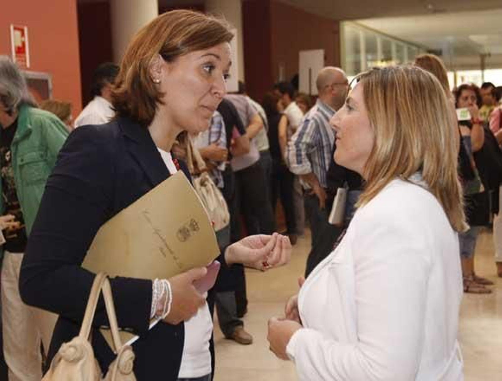 Gemma Araujo conversa con Irene García antes de la asamblea. /Sonia Ramos Gemma Araujo conversa con Irene García antes de la asamblea. /Sonia Ramos