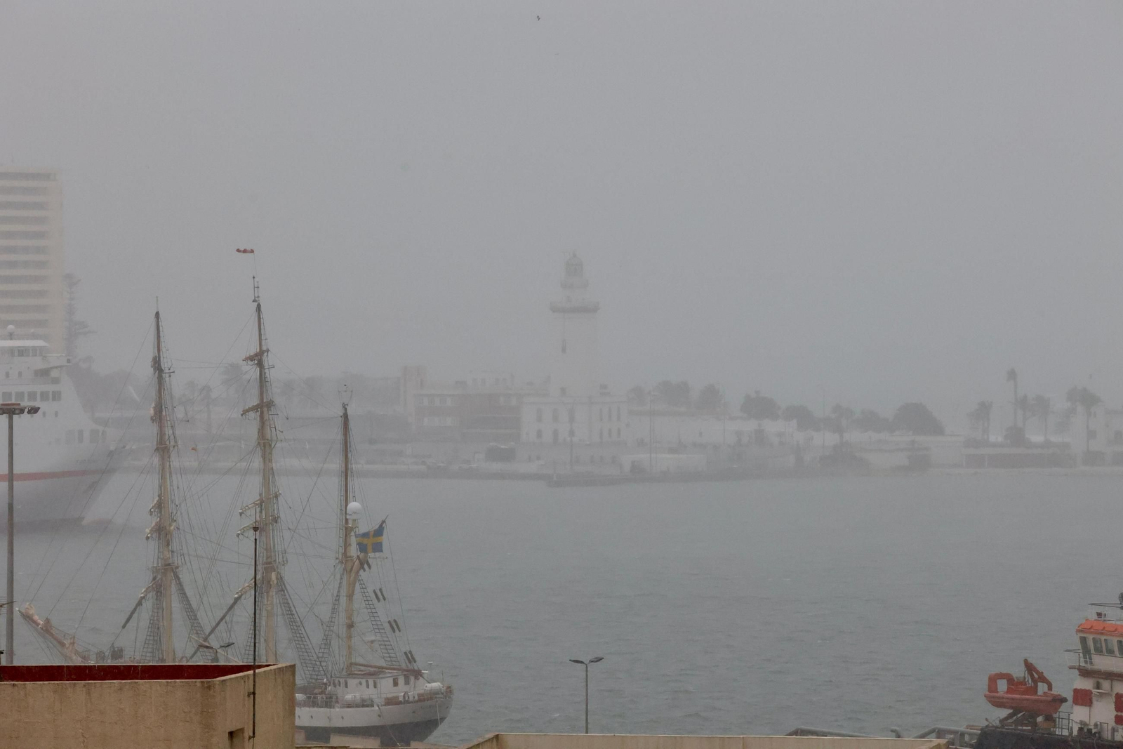 El Faro durante uno de los momentos de más lluvia en Málaga.