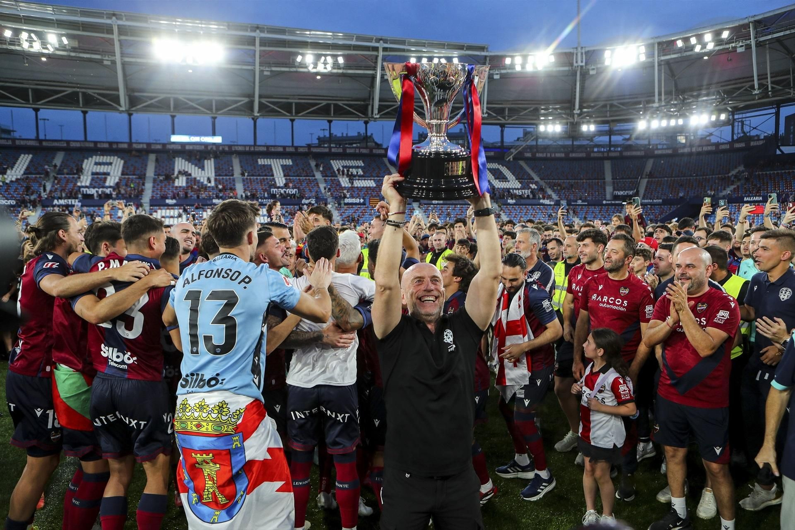 Julián Calero levanta la copa de campeones de la Segunda División.