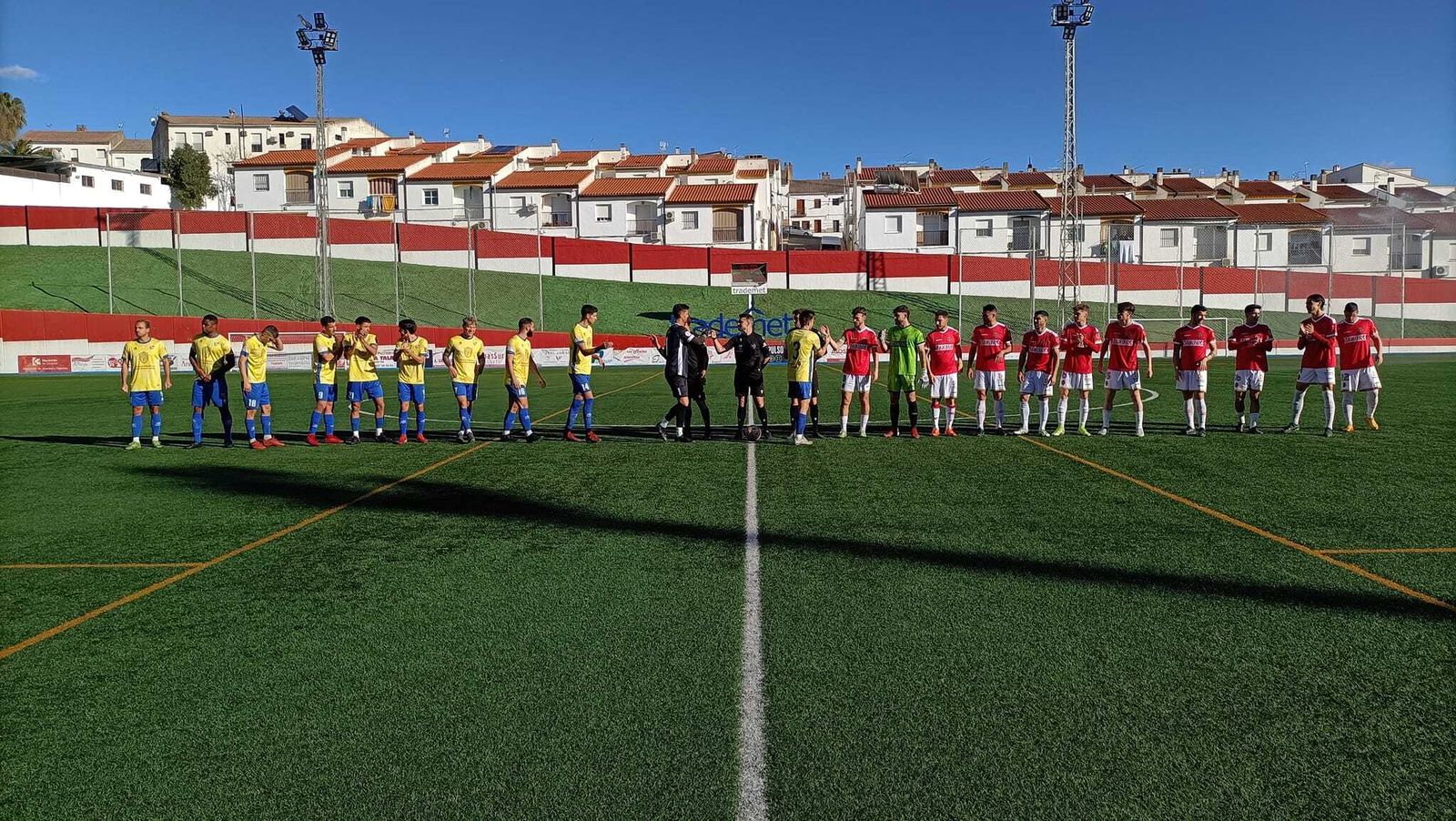 Saludo de los dos equipos antes del inicio.