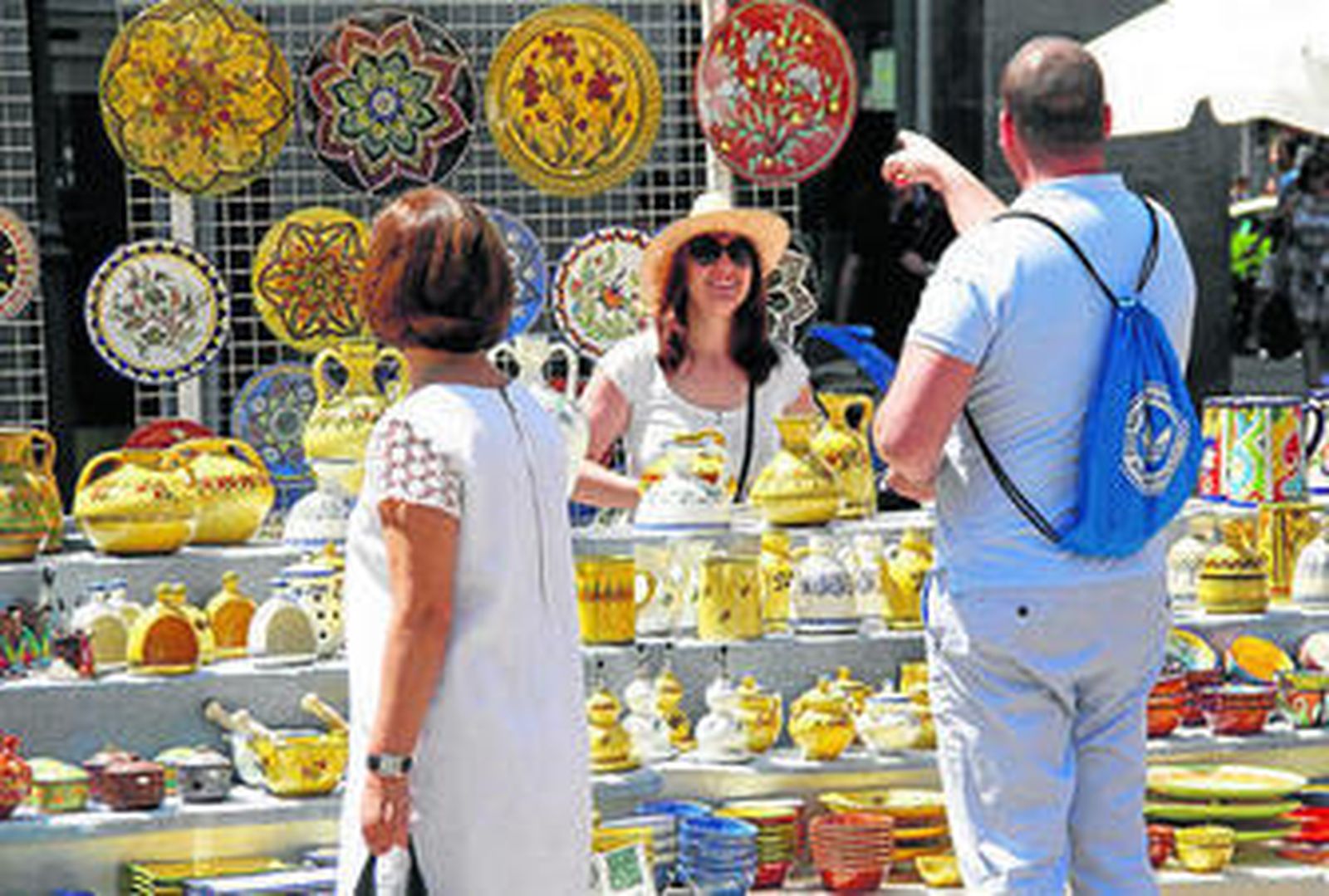 Numerosas personas se acercaron  ayer a la Fuente de las Batallas para ver la feria.