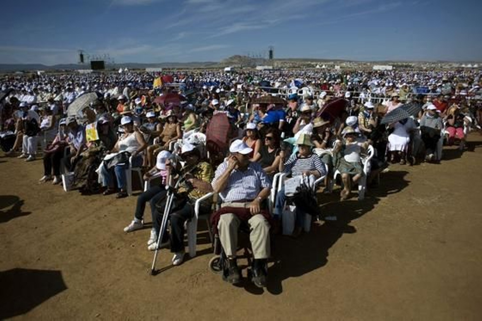 Miles de personas acuden al acto de beatificación de Fray Leopoldo en la base aérea de Armilla. / AFP