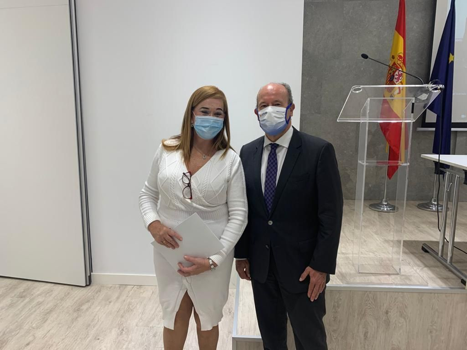 La decana de los procuradores almerienses, María del Mar Gázquez, con el ministro de Justicia, Juan Carlos Campo.
