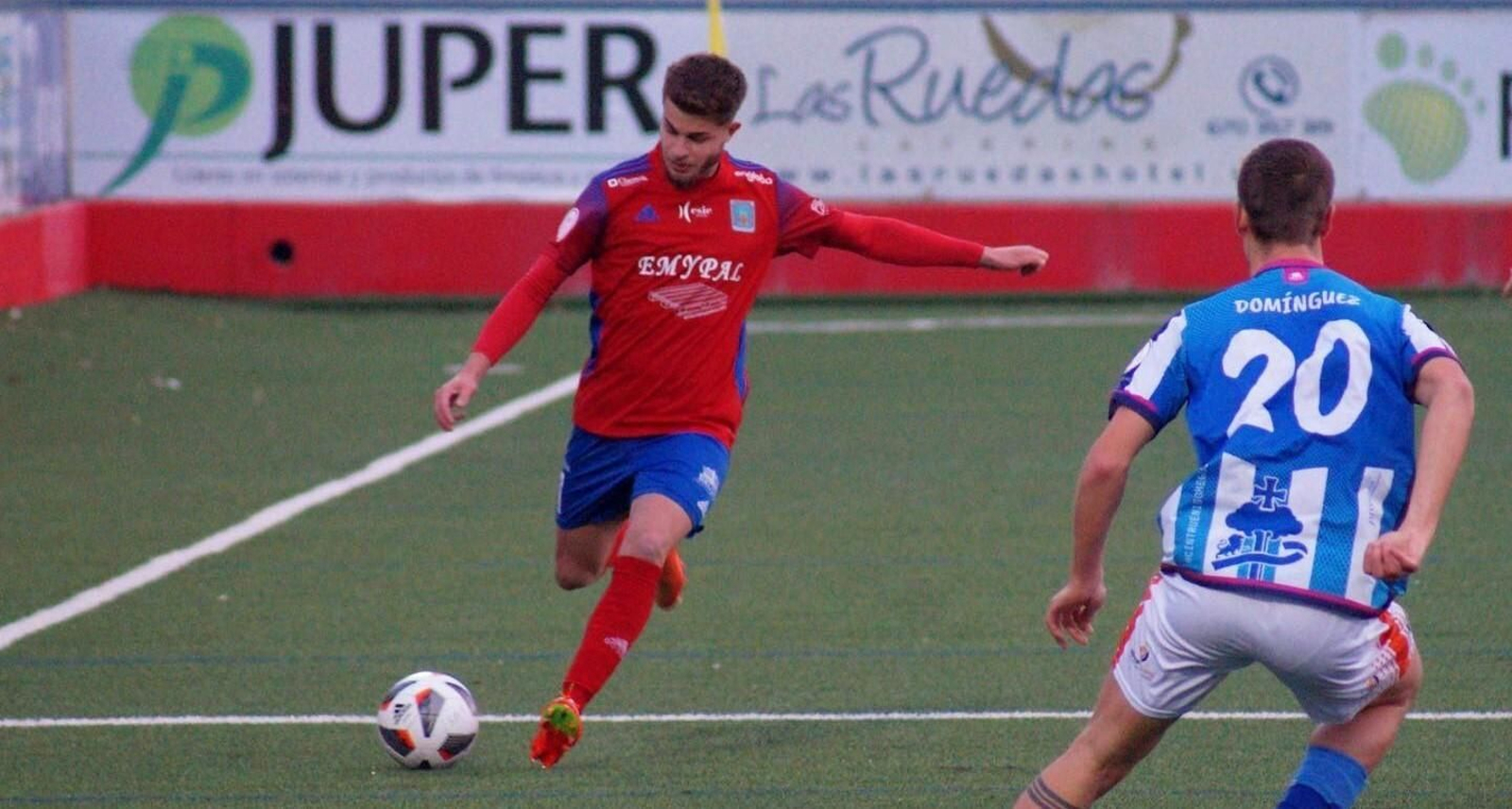 Rafa Manosalva golpea el balón en un partido con el Tarazona. Rafa Manosalva golpea el balón en un partido con el Tarazona.