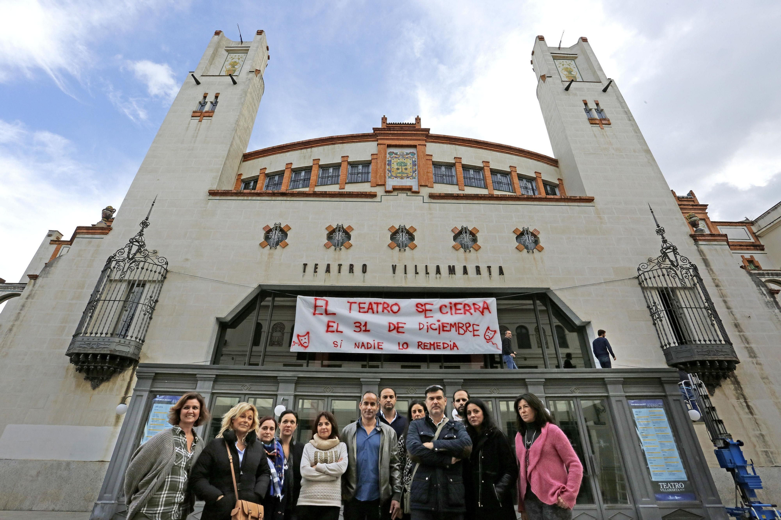 Empleados del Teatro Villamarta, ayer bajo la pancarta reivindicativa.