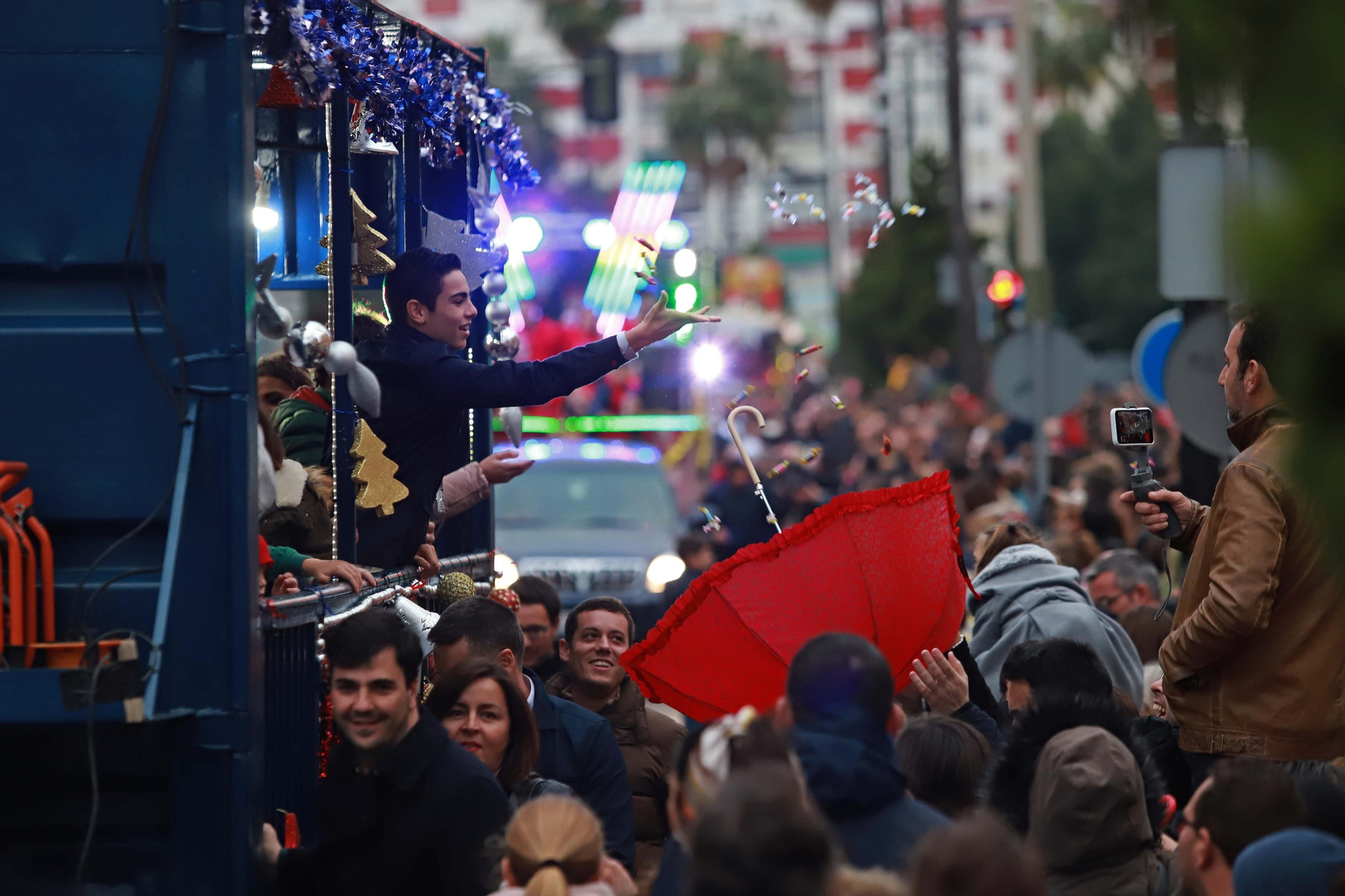 Decenas de personas agolpadas observan la cabalgata de Reyes Magos en Algeciras de este año.