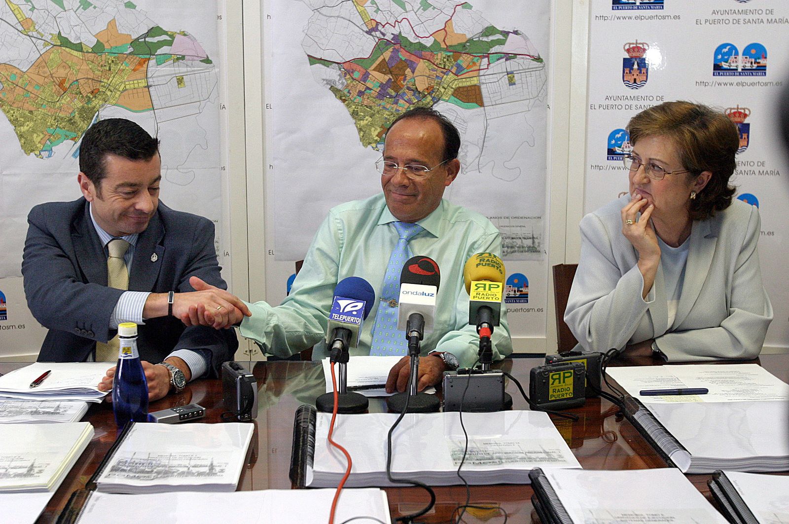 Hernán Díaz estrecha la mano de Juan Carlos Rodríguez, ex edil de Urbanismo, en una imagen de archivo.