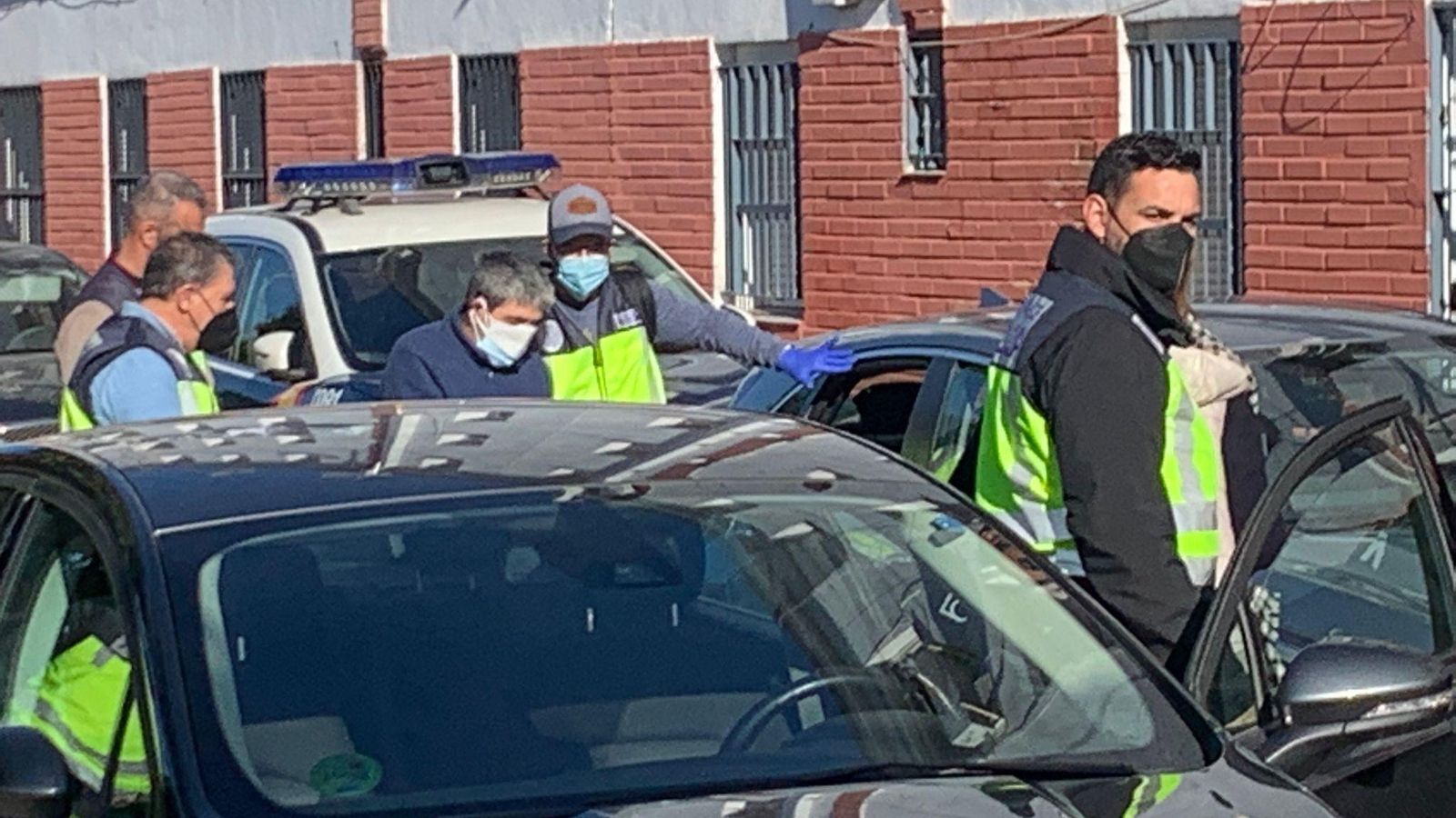 El detenido, Clemente M. P., es llevado al registro de su vivienda.