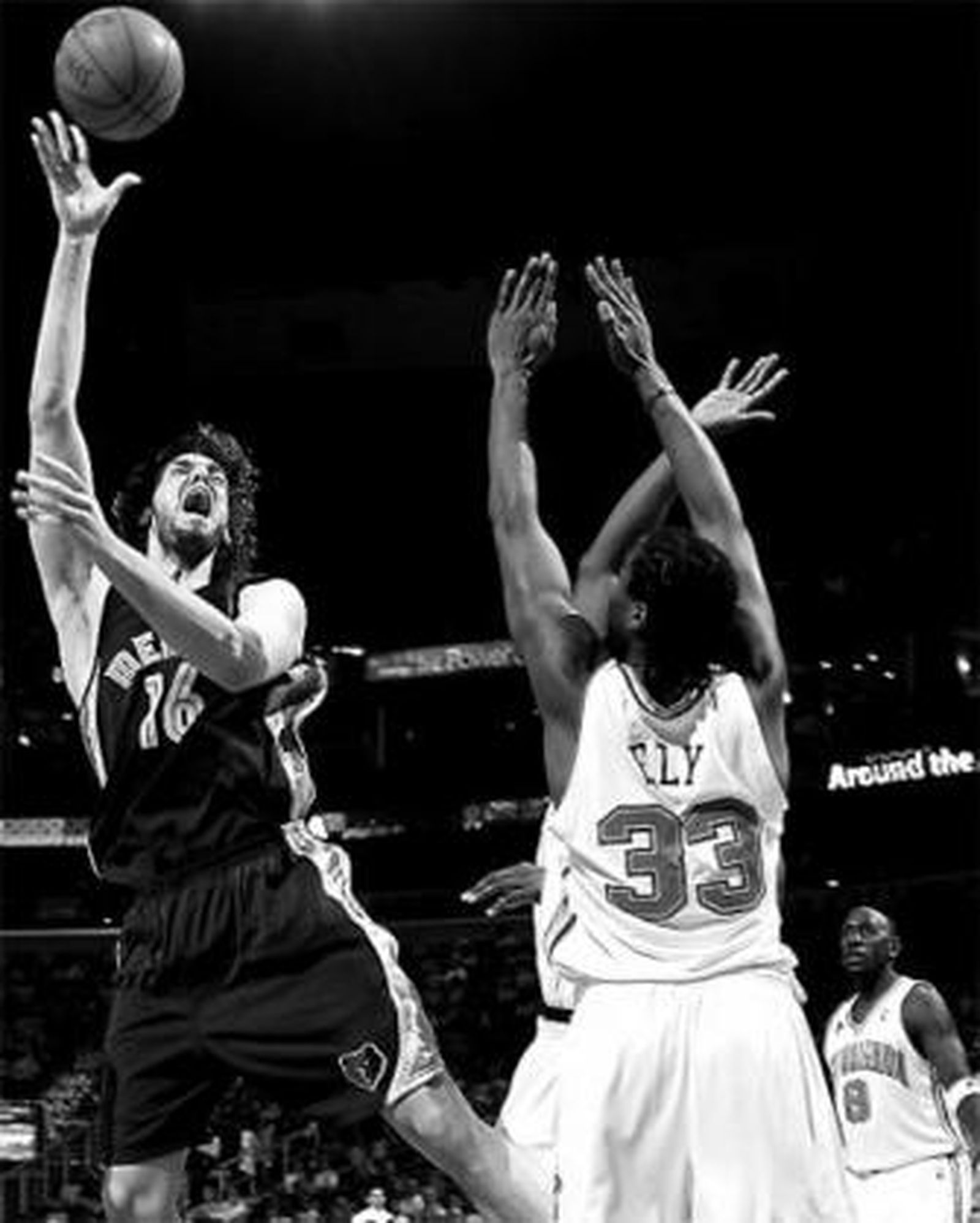 Gasol raliza un gancho ante la defensa de Melvin Ely.