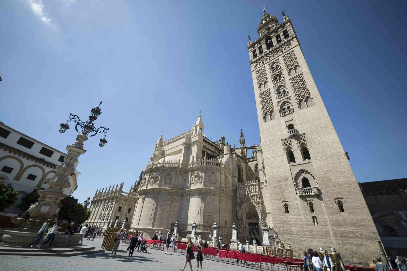 Vista de la Catedral y la Giralda desde la Plaza Virgen de los Reyes.
