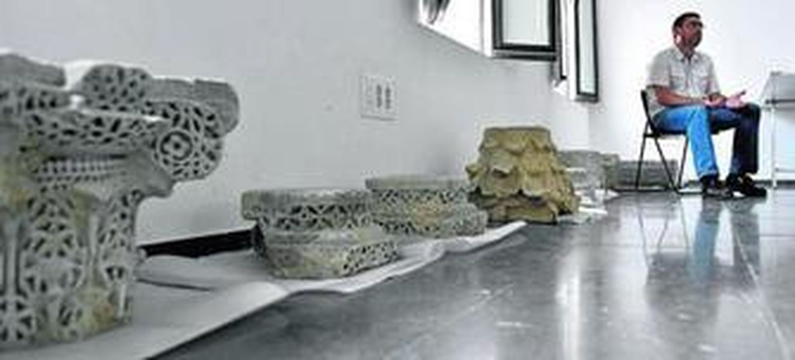 Miguel Ángel Tabales, durante un momento de la entrevista, en el taller arqueológico del Alcázar.