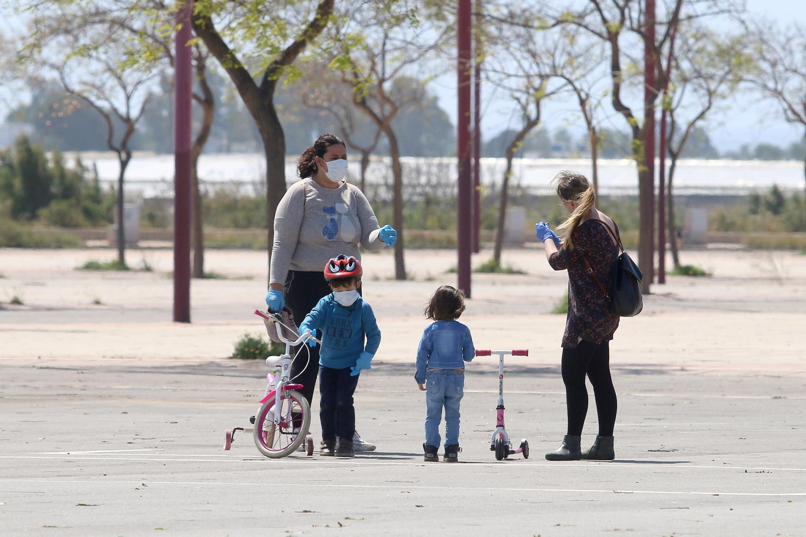 Fotogalería Los niños salen a la calle tras 43 días de confinamiento por coronavirus