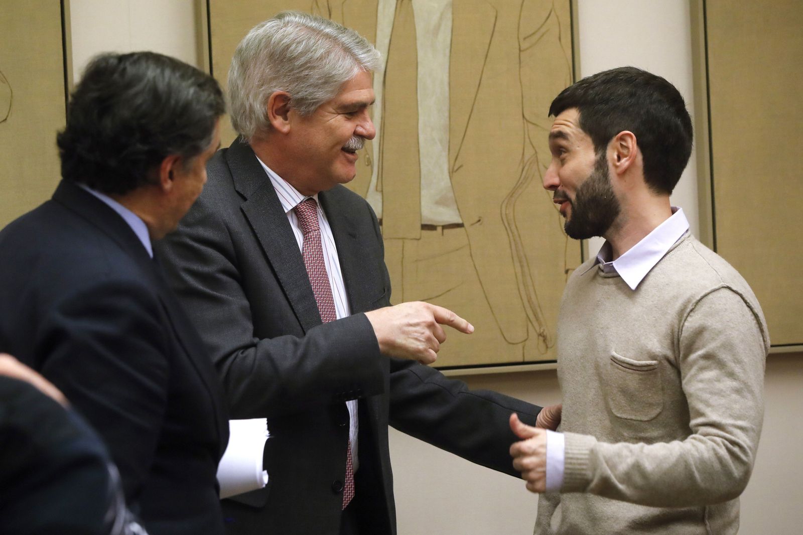 El ministro de Exteriores, Alfonso Dastis (i) conversa con el diputado de Podemos, Pablo Bustinduy, antes de la Comisión de Exteriores.