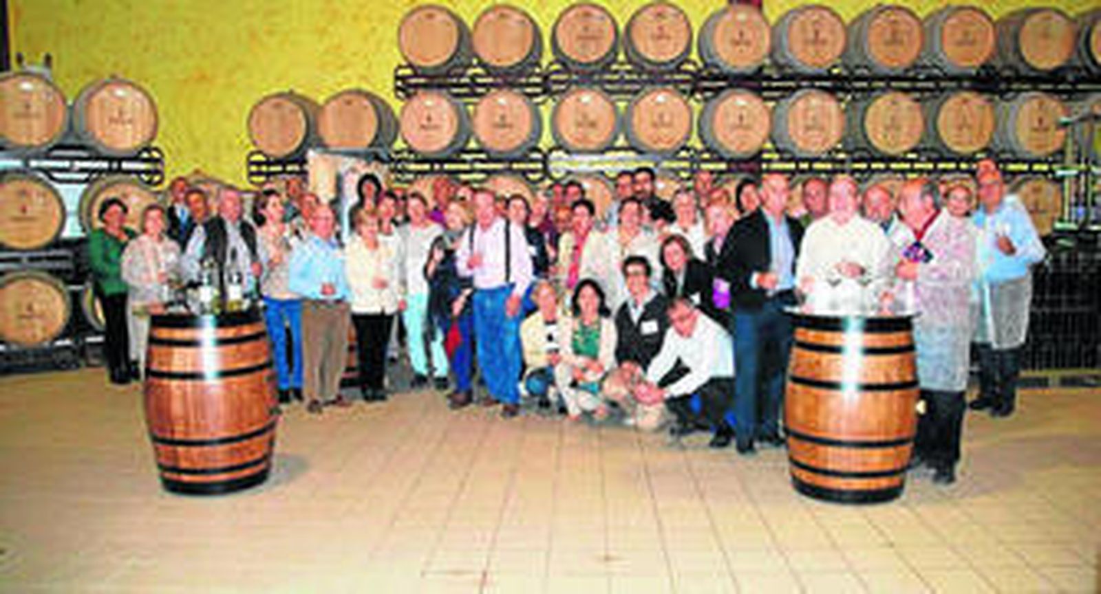 Miembros y socios de la peña taurina-gastronómica en la bodega del jugador de fútbol Andrés Iniesta.