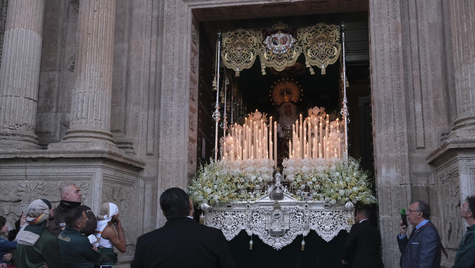 Estudiantes en la Semana Santa de Almería 2025