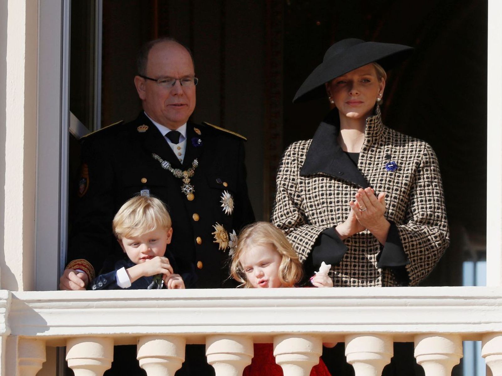 Alberto y Charlene de Mónaco, con sus hijos, en el balcón del Palacio Grimaldi.