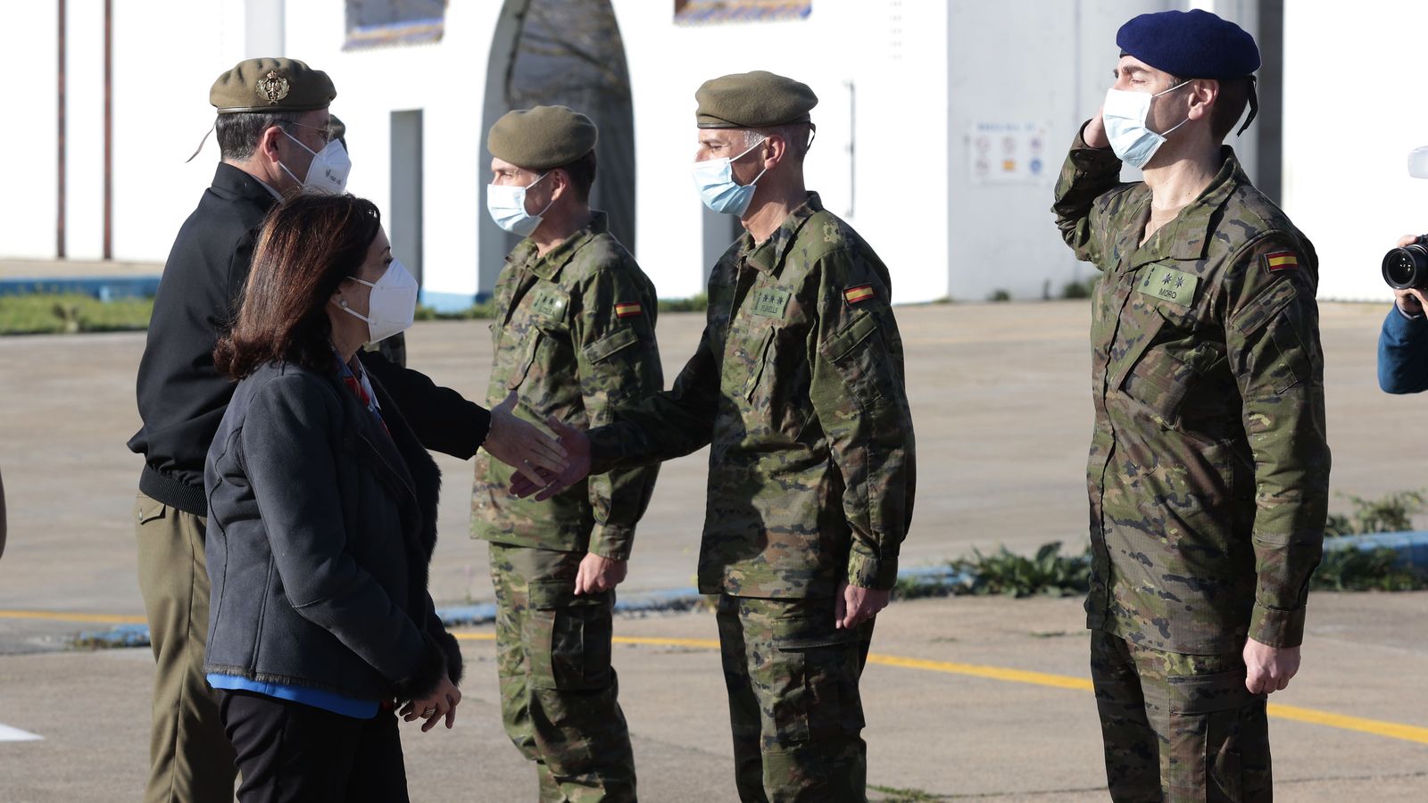 La visita de la ministra de Defenda a la base del Copero.
