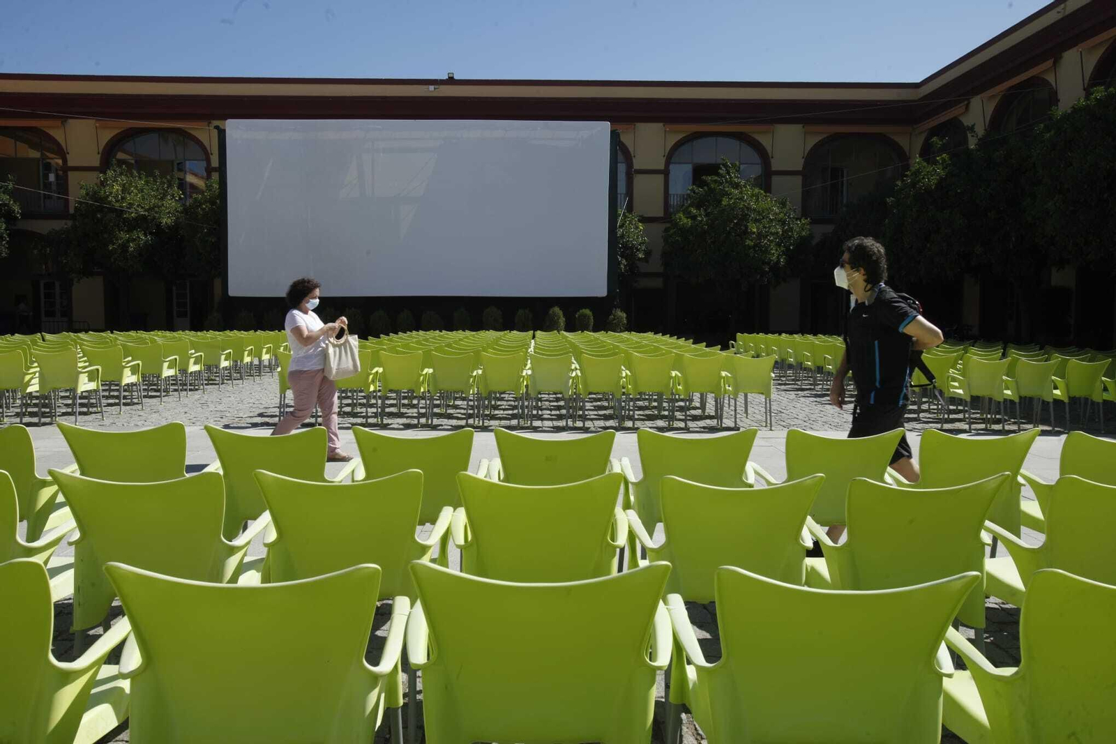 El cine de verano del patio de la Diputación de Sevilla preparado para abrir el próximo lunes, 6 de julio.