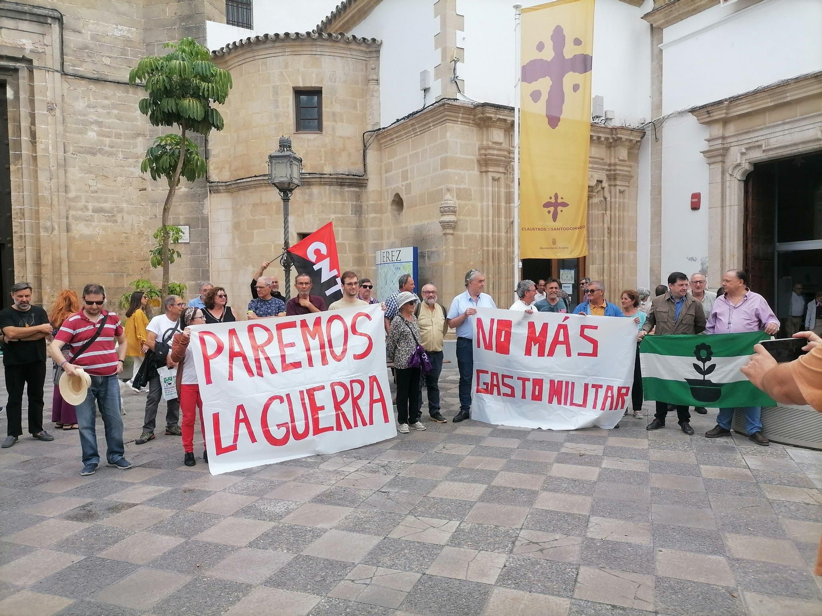 Concentración de protesta contra la guerra y la escalada militarista en el exterior de los Claustros.