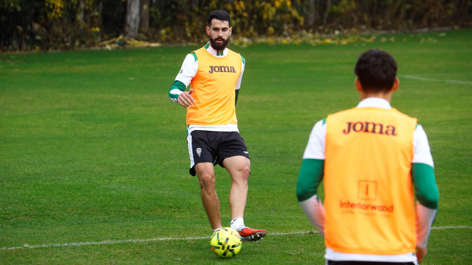 Xavi Sintes pasa el balón en un entrenamiento del Córdoba CF.