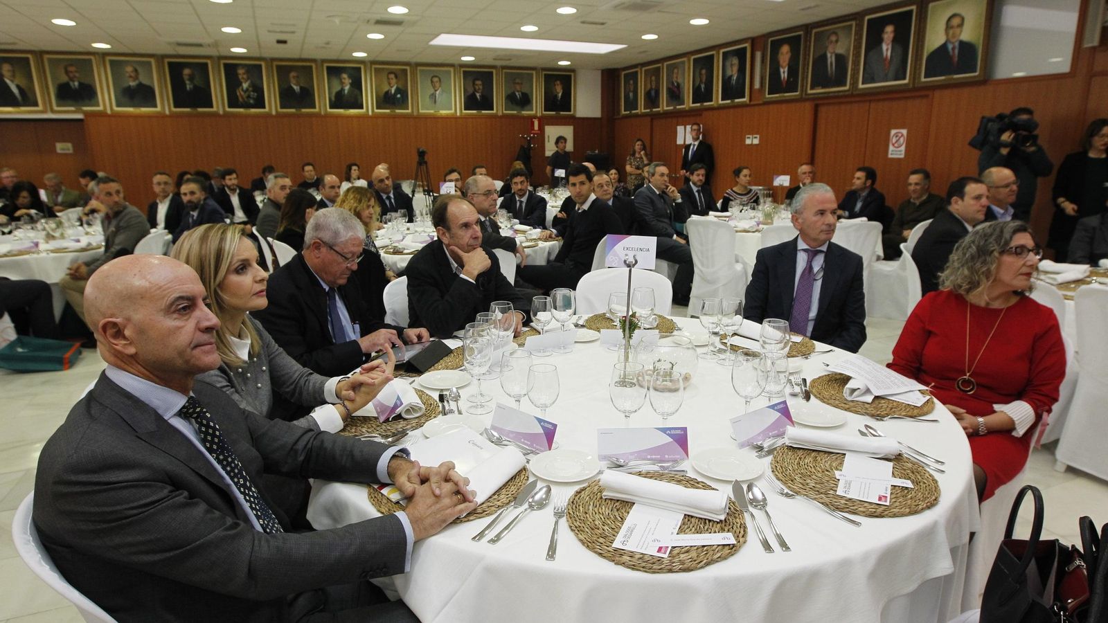 La Cámara de Comercio, abarrotada para escuchar a los dos ponentes.