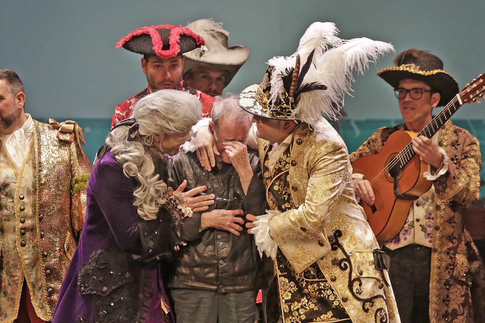 Imágenes de la entrega de los antifaces de oro en el Gran Teatro Falla