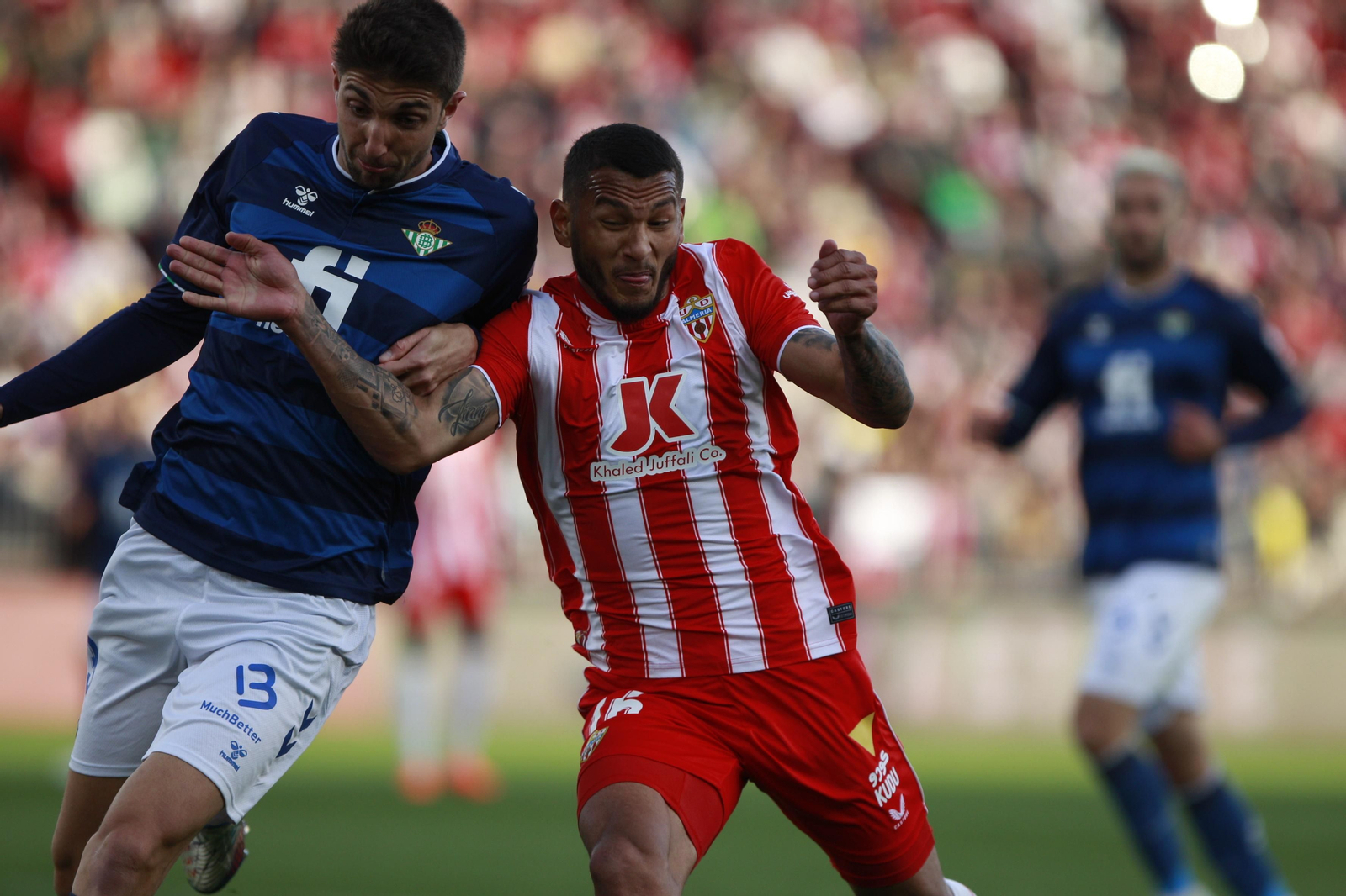 Edgar González pelea con Luis Suárez por un balón durante la visita del Real Betis la pasada temporada.
