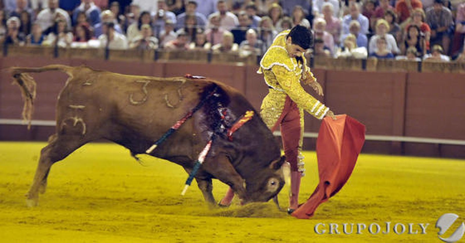 Pablo Aguado, con el primero de la noche.

Fotos: Juan Carlos Vázquez