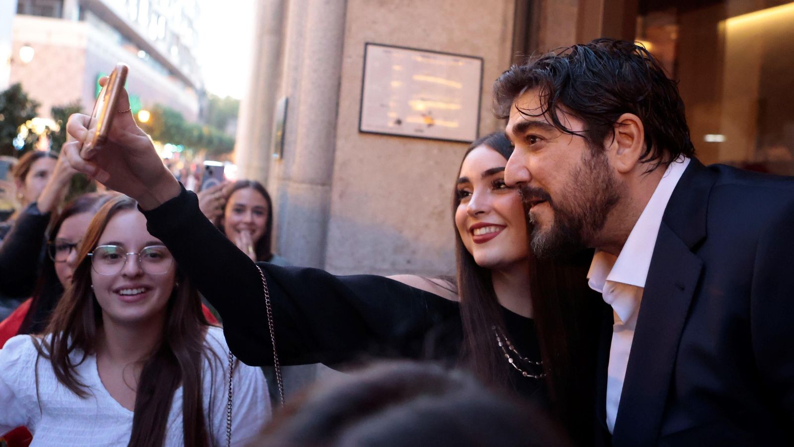 Antonio Orozco se hace un 'selfie' con una admiradora.