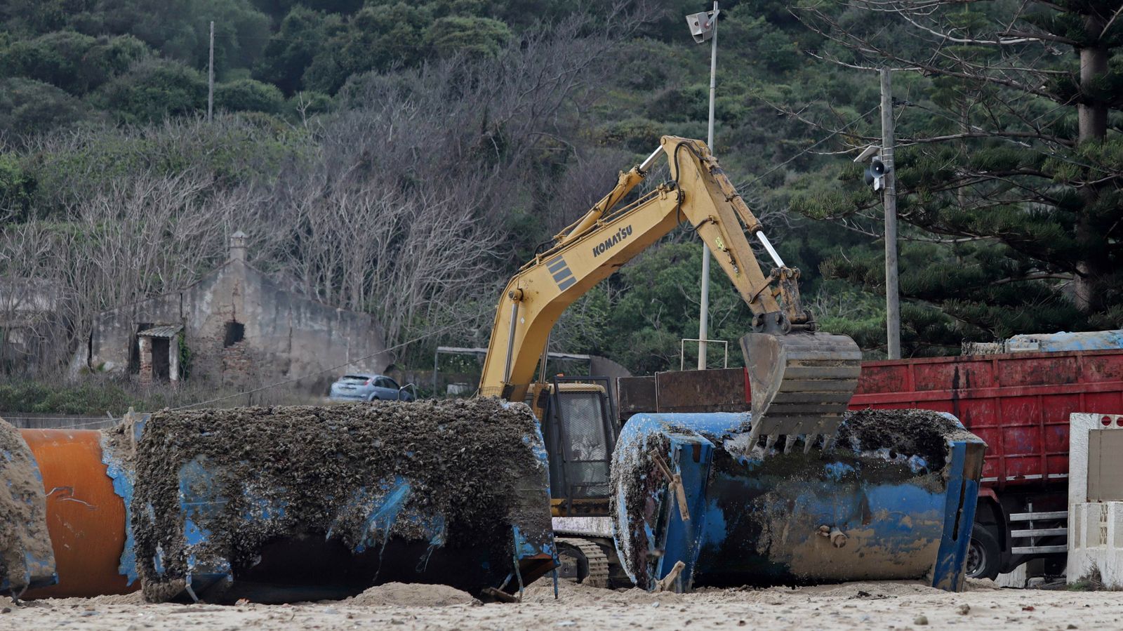 Retirada de las mejilloneras varadas en la playa de Getares.
