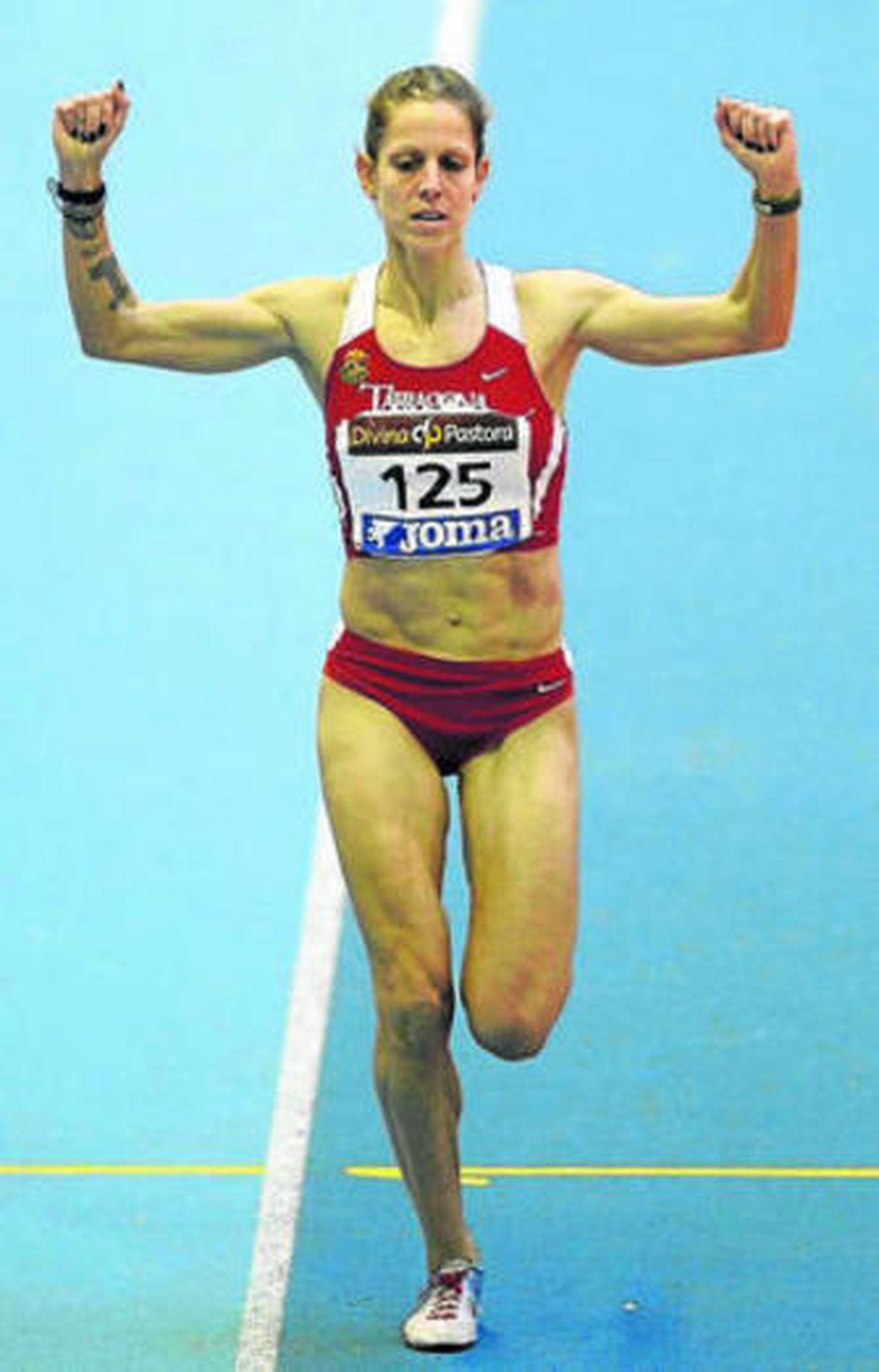 Natalia Rodríguez cruza la meta en solitario en el 1.500 femenino.
