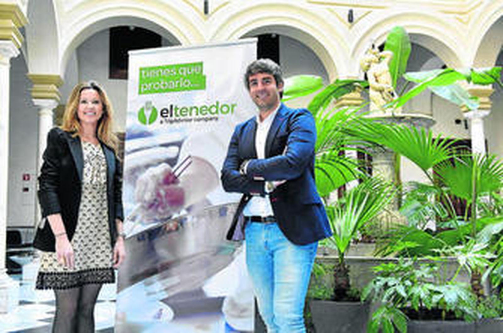 Patricia Ortiz, directora de marketing y restauración del hotel Palacio de Villapanés, y Marcos Alves, CEO de El Tenedor.