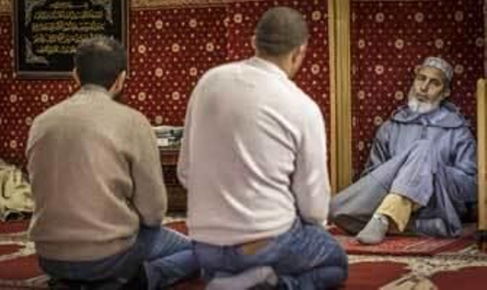 Varios musulmanes ayer en el interior de la mezquita Al Hoda, situada en el Campo del Sur. /Julio González