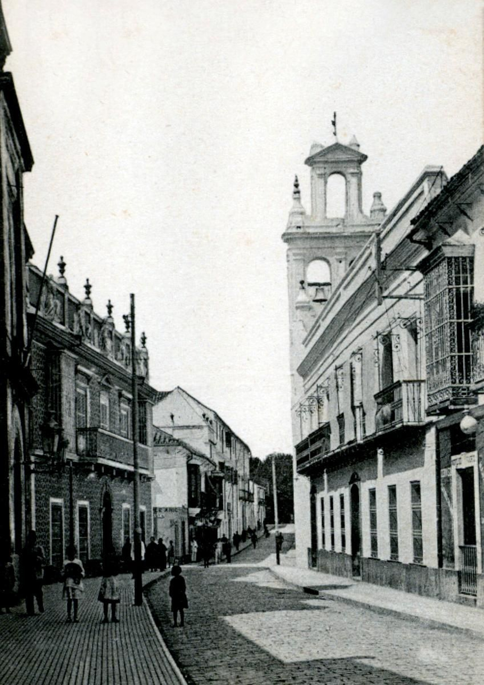 A la derecha de la imagen, la espadaña del Convento de Nuestra Señora de la Merced de Algeciras. (Fotografía tomada hacia 1930).
