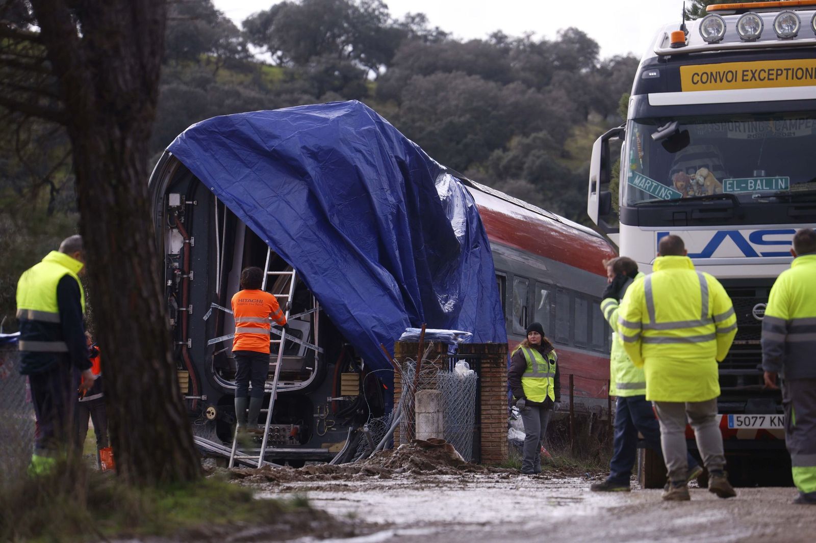 Las imágenes del traslado por la vía de alta velocidad de los vagones del Iryo que no descarrilaron en Adamuz