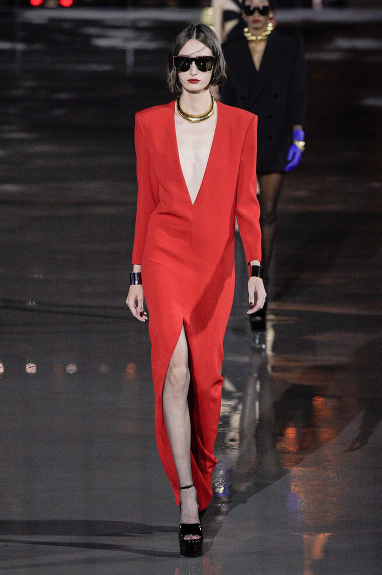 Escote de vértigo en un vestido rojo.