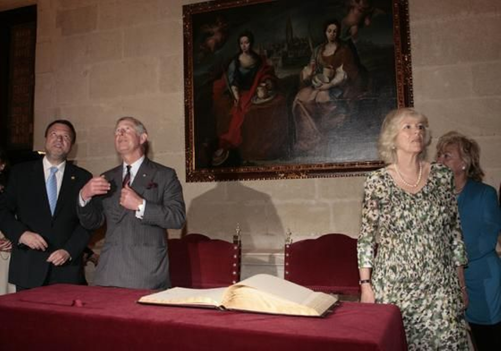 Monteseirín y el Príncipe Carlos contemplan la belleza de uno de los techos de la Casa Consistorial.

Foto: Belén Bargas