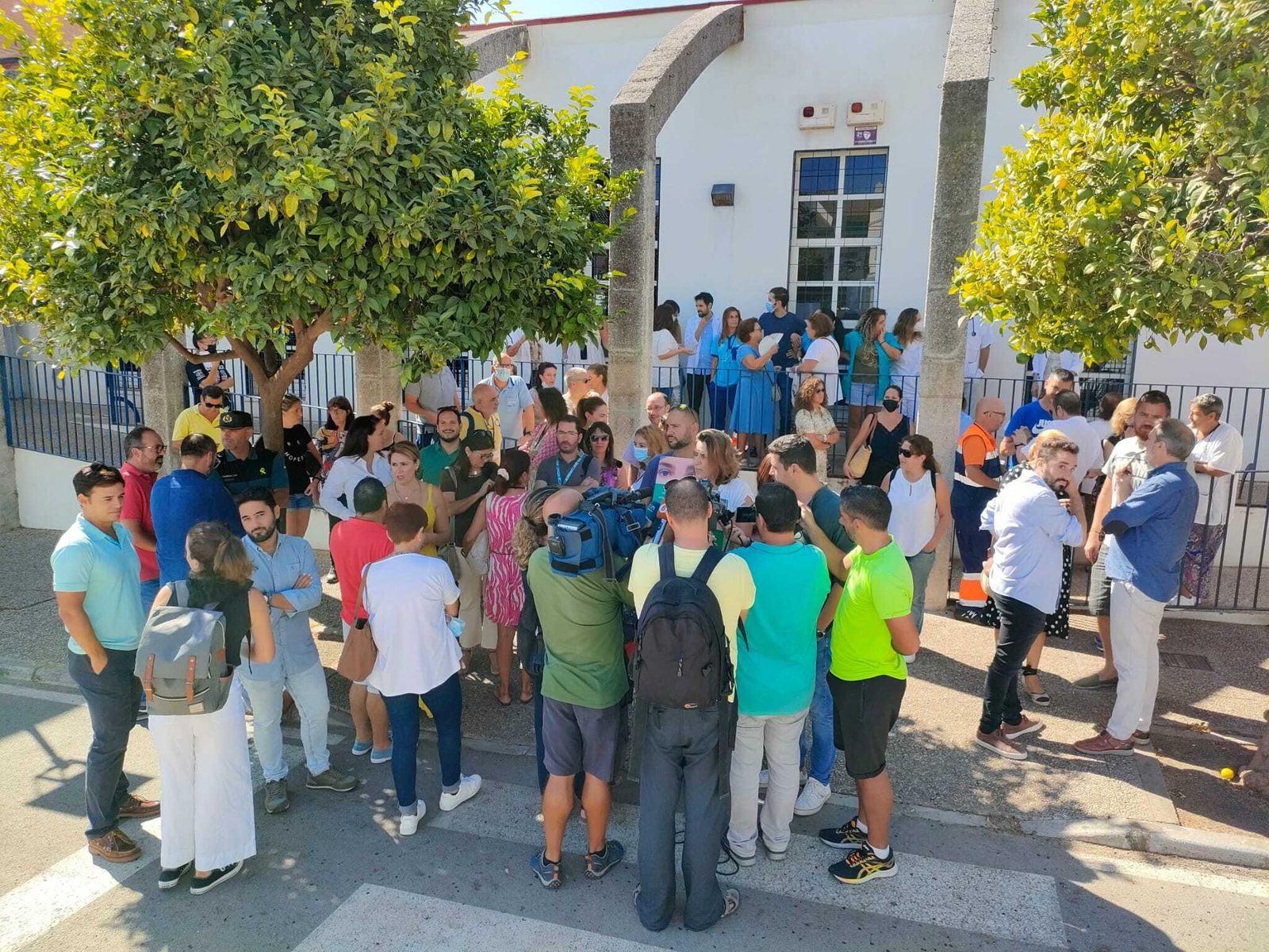 Un momento de la concentración frente al Centro de Salud.
