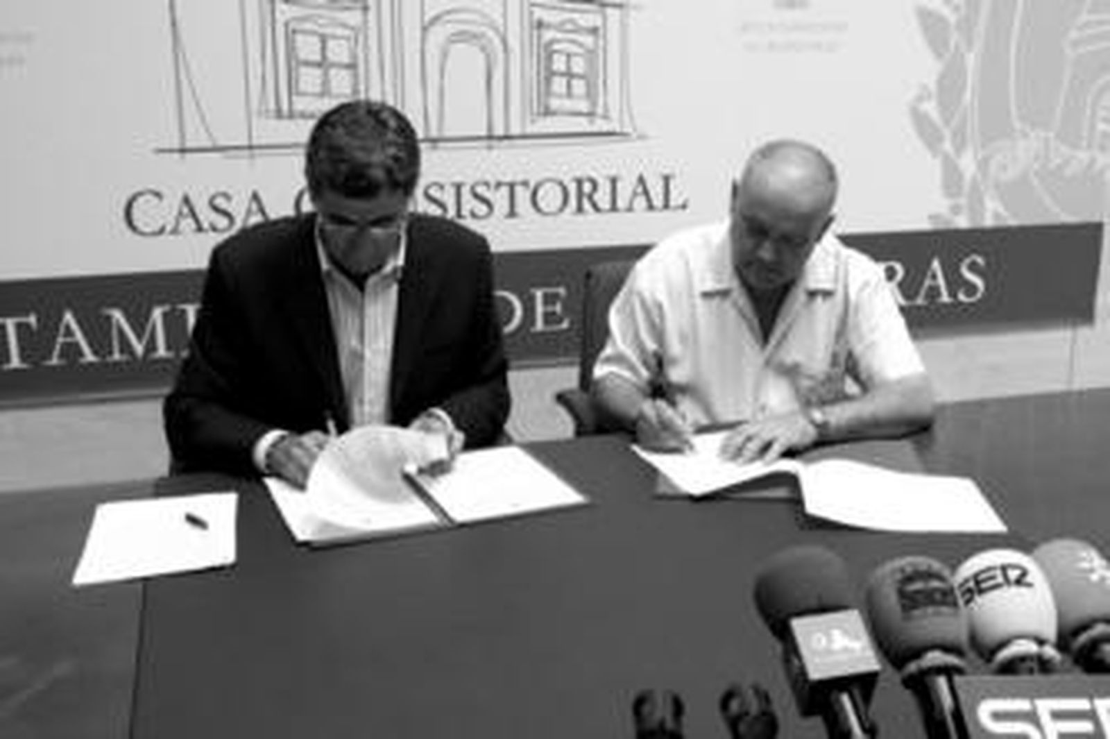 Tomás Herrera y el patrón mayor de la Cofradía, Francisco Soler, firman la renovación del acuerdo.