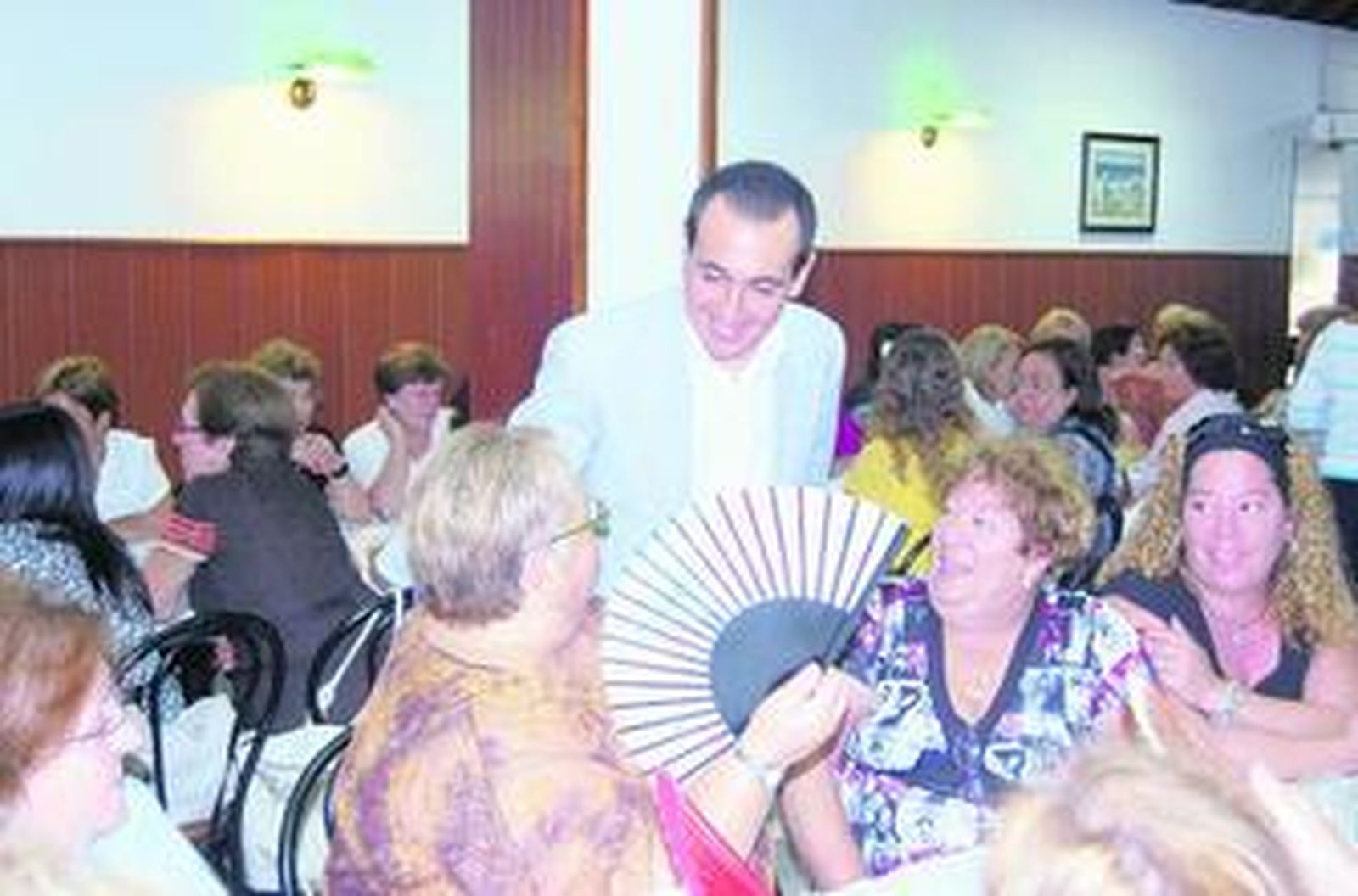 Fernando López Gil, junto a las mujeres de Geriatría y Gerocultura.