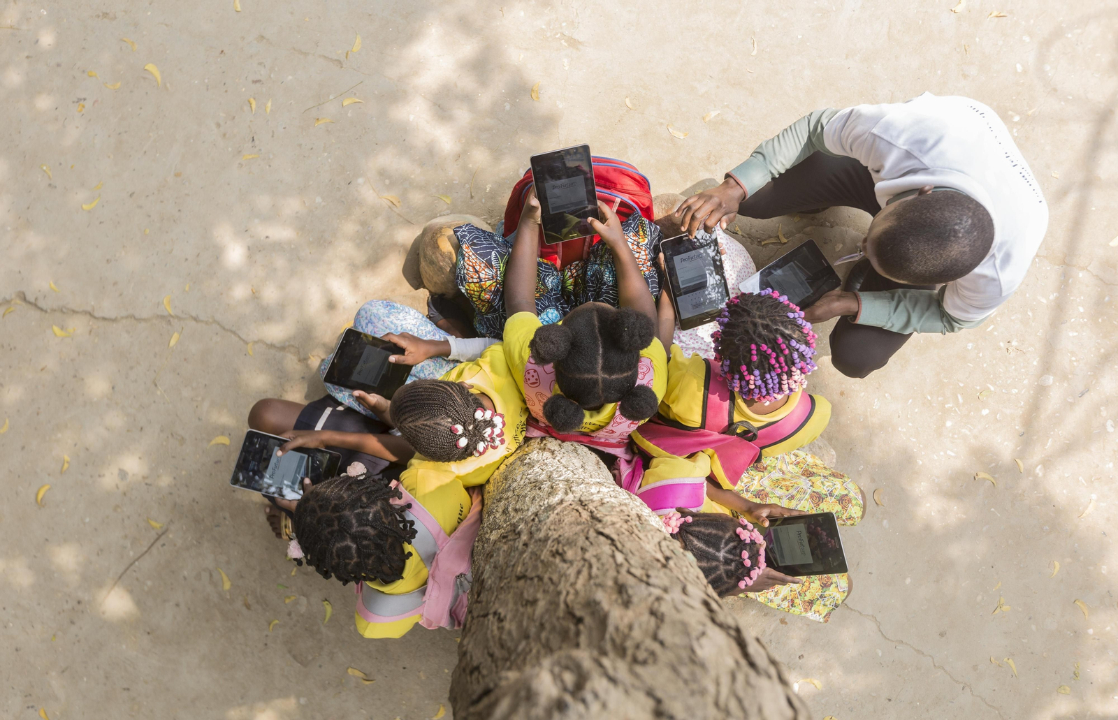 Fotografía de la exposición 'El poder transformador de la e-ducación', en Caixafórum Sevilla.
