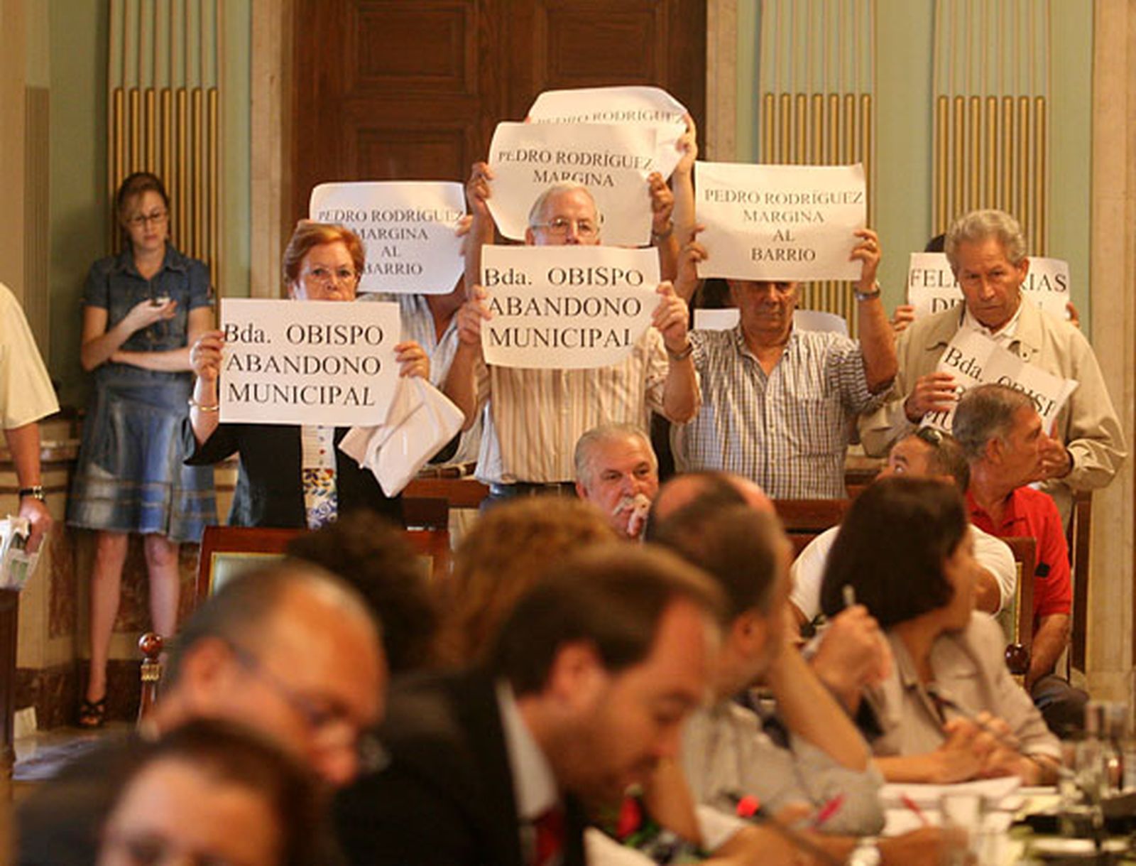 Vecinos de la barriada del Obispo se manifiestan en el pleno para pedir obras en el barrio