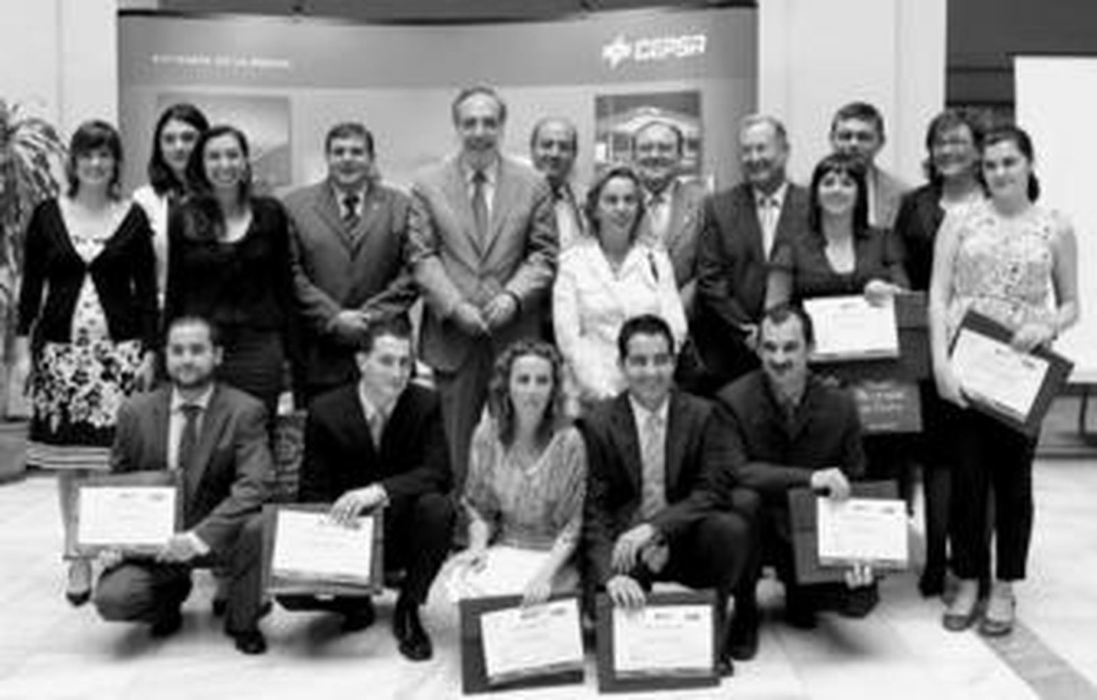 Foto de familia de los alumnos 10-C junto a las personalidades que acudieron al acto.