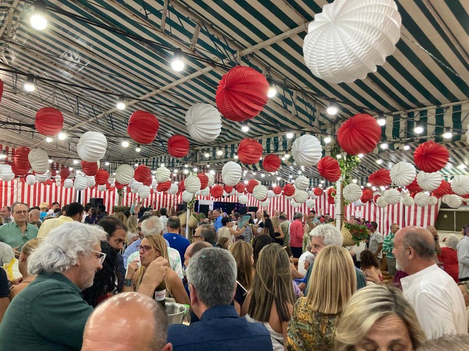 Ambiente en una caseta durante la pasada Feria.