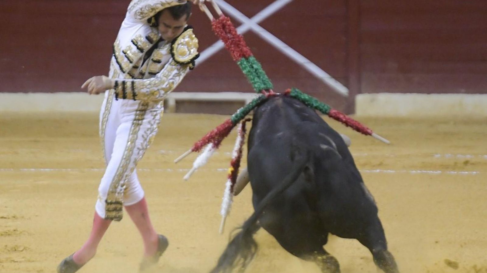 El Fandi poner un par de banderillas 'marca de la casa'