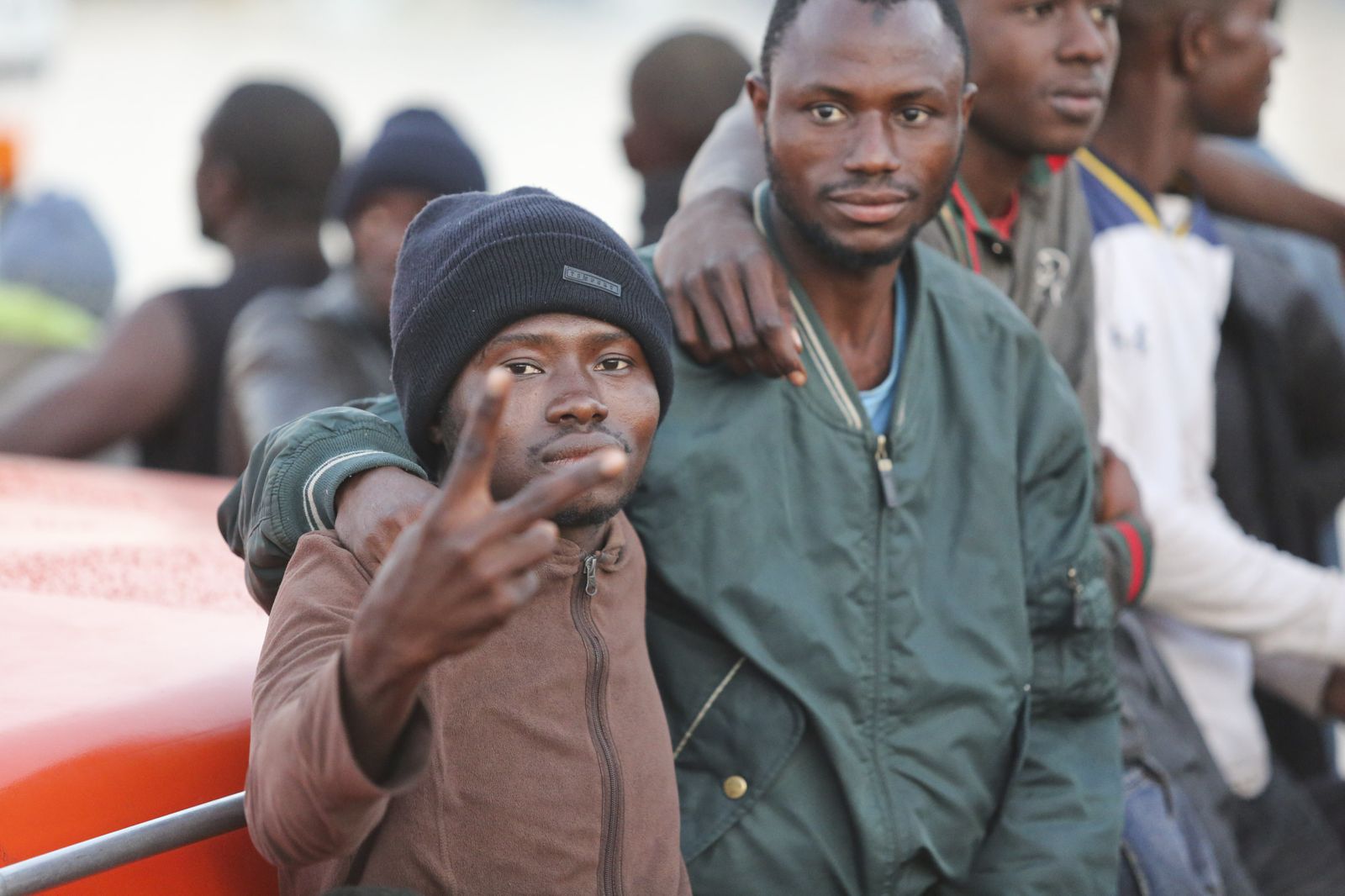 Los inmigrantes, ayer, a su llegada al puerto.