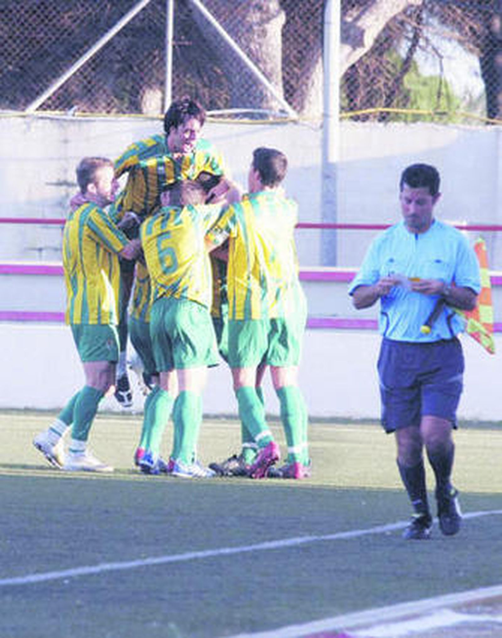 Los jugadores de la Unión celebran el gol de Juanjo que supone el 1-2.