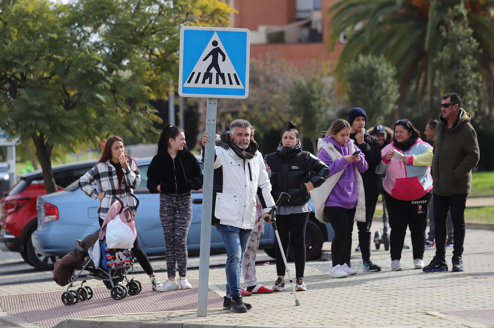 Imágenes del atrincherado que amenazaba con hacer estallar una bombona en el Torrejón, Huelva