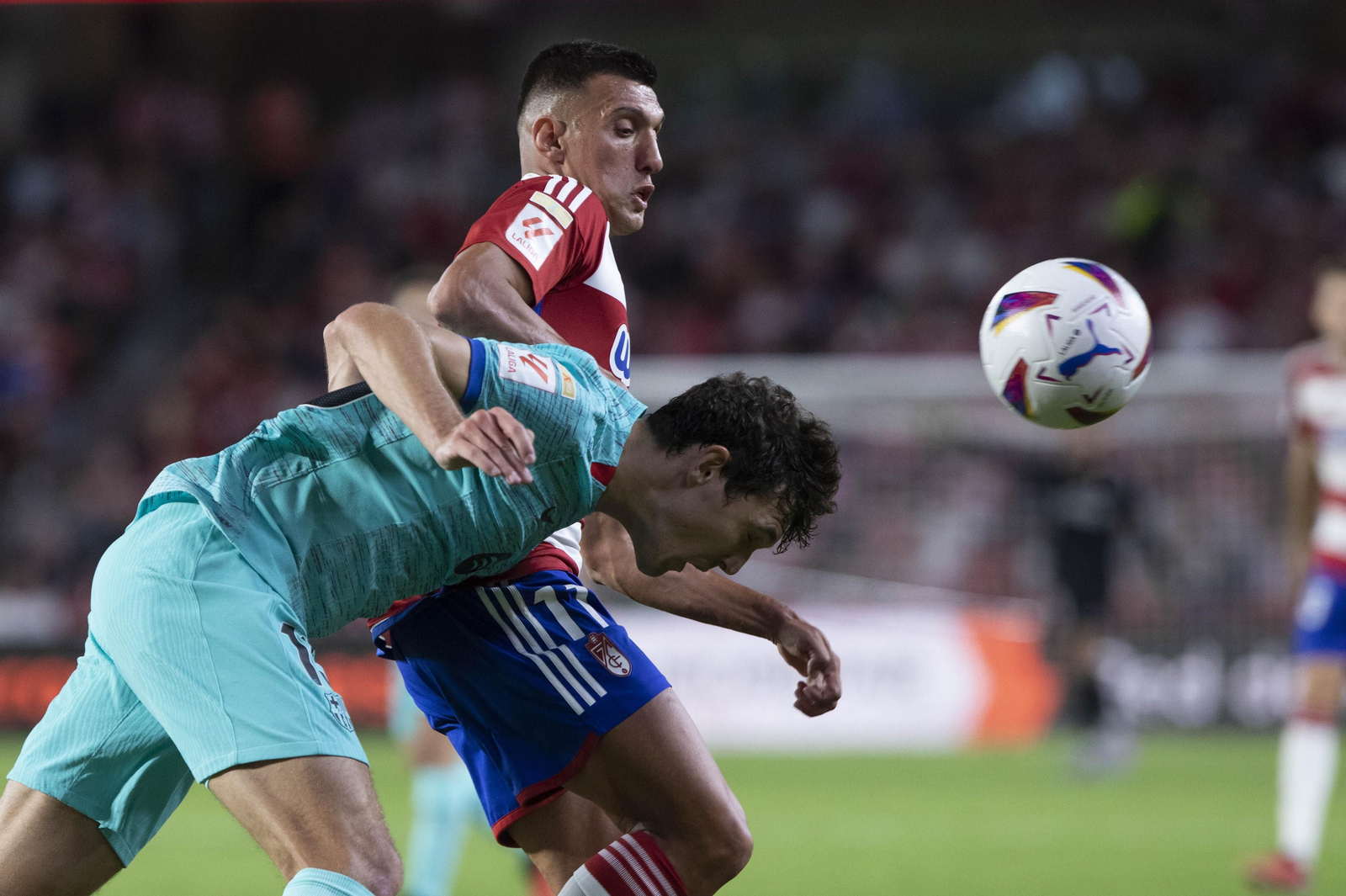 Uzuni pugna con el central del Barcelona Andreas Christensen.